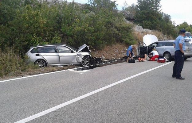 U prometnoj nesreći kod Dubrovnika teško ozlijeđene 4 osobe, liječnici se bore za njihove živote